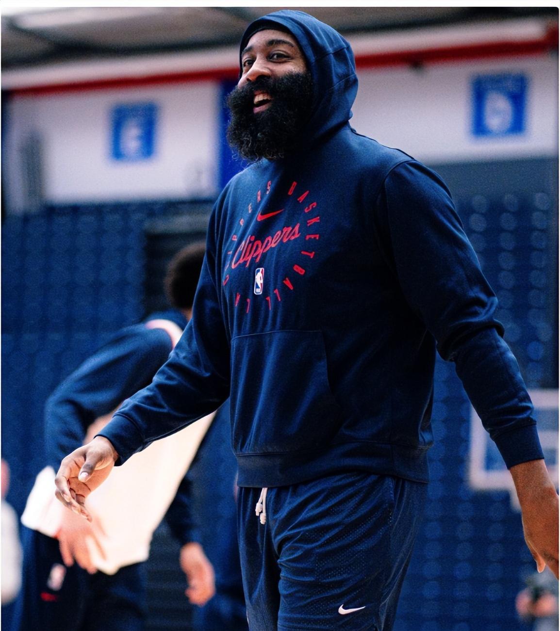 西蒙斯狂砍米切尔分,复出首战轰40分迎来新赛季高光!的简单介绍