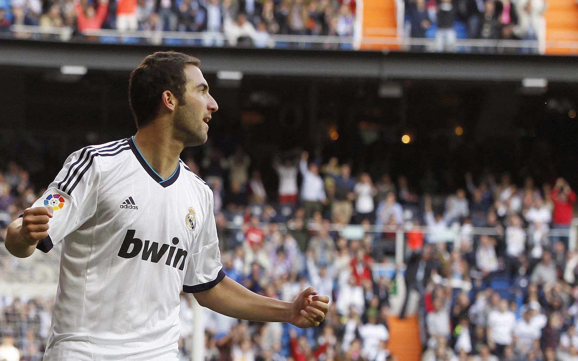 阿扎伦卡迎来十二赛季出色发挥,巴黎圣日耳曼观众热烈欢呼!上演精彩一战